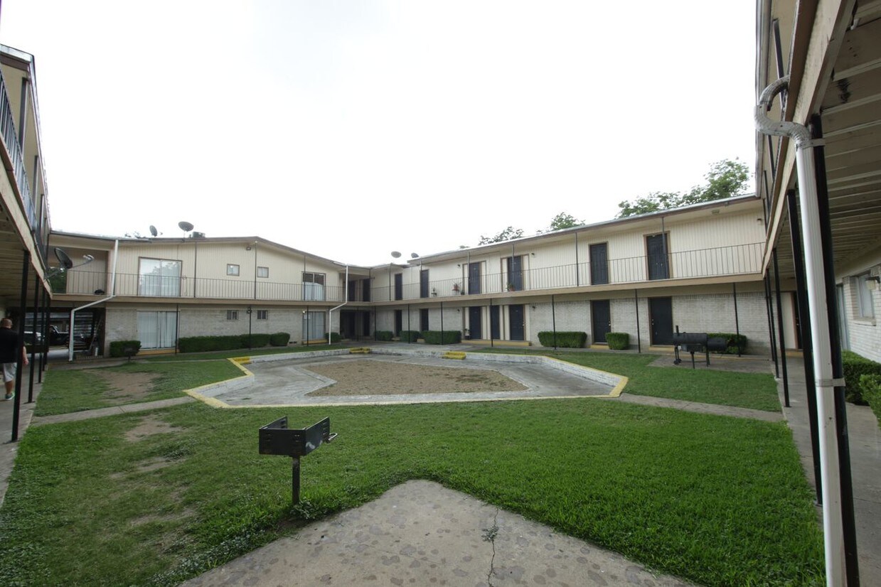 Foto principal - 5917 Gaston Ave