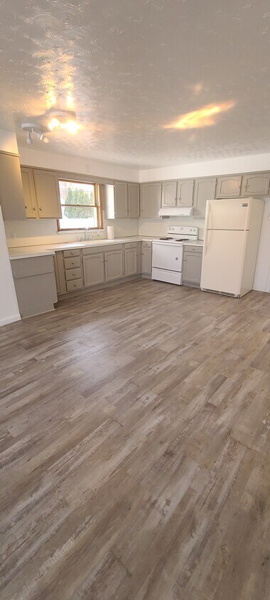Kitchen - 325 E Main St