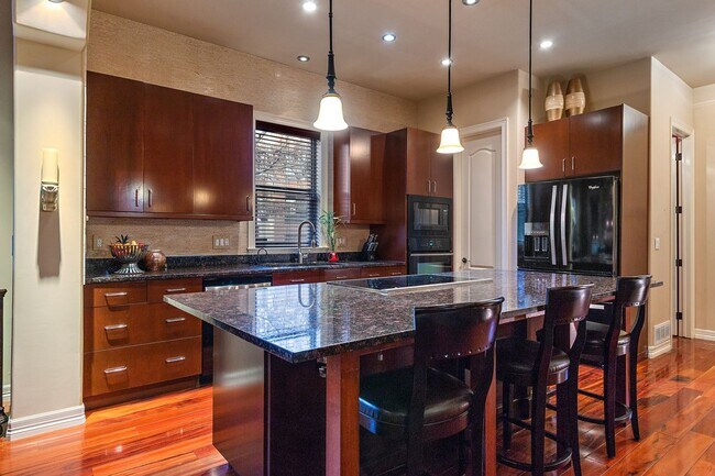 Building Photo - Spacious Unique Beautiful  3BR Townhome in...