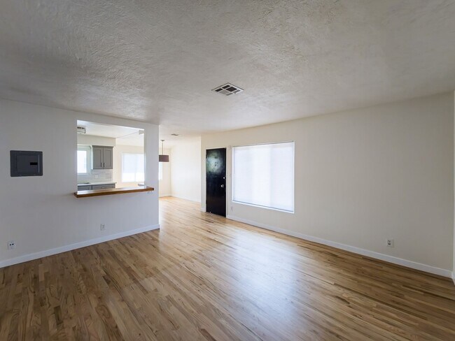 Foto del edificio - 2BD/1BA In LA's most Vibrant and Eclectic ...