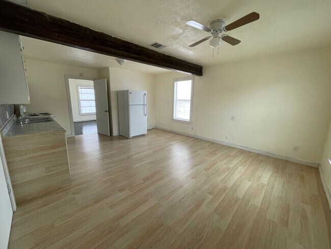 Foto del edificio - 107 W Texas Ave