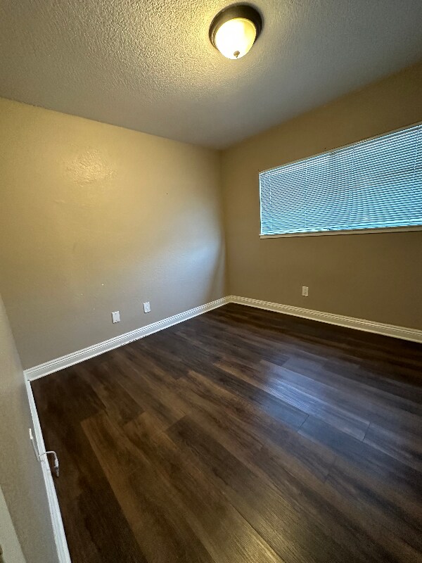 Foto del edificio - 15840 Rainbow Dr