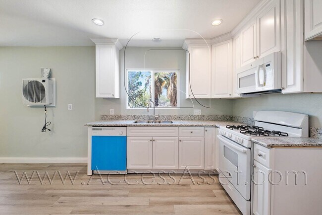 Foto del edificio - Charming 2 Bed/1 Bath Home With Open Concept In North Palm Springs!