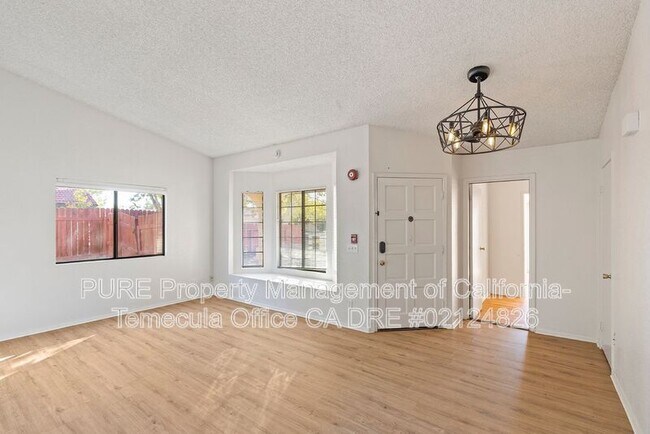 Foto del edificio - 41384 Collegian Way