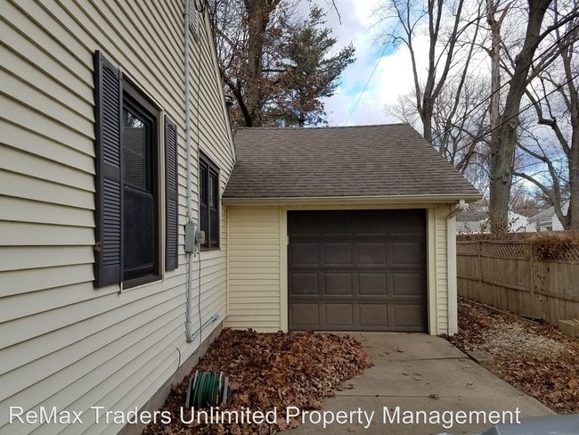 Building Photo - 1411 W Crestwood Dr