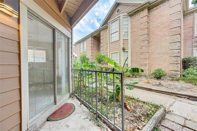 Foto del edificio - 12200 Overbrook Ln