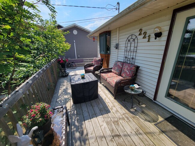 Photo du bâtiment - 221 Birch Ave