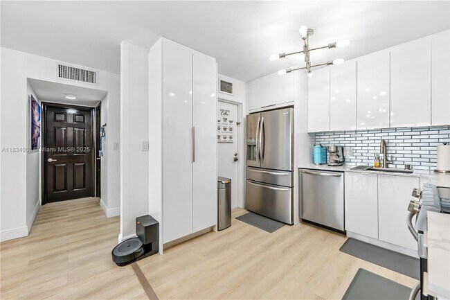 Building Photo - 2201 S Ocean Dr