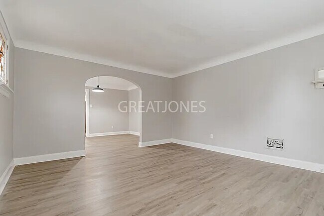 Foto del edificio - 113 Powell Ave