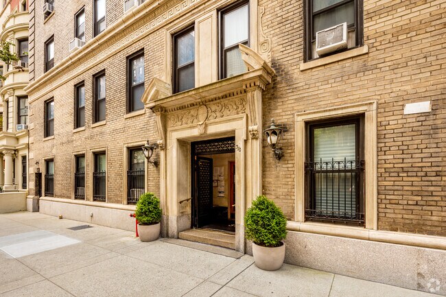 Building Photo - 310 W 106th St