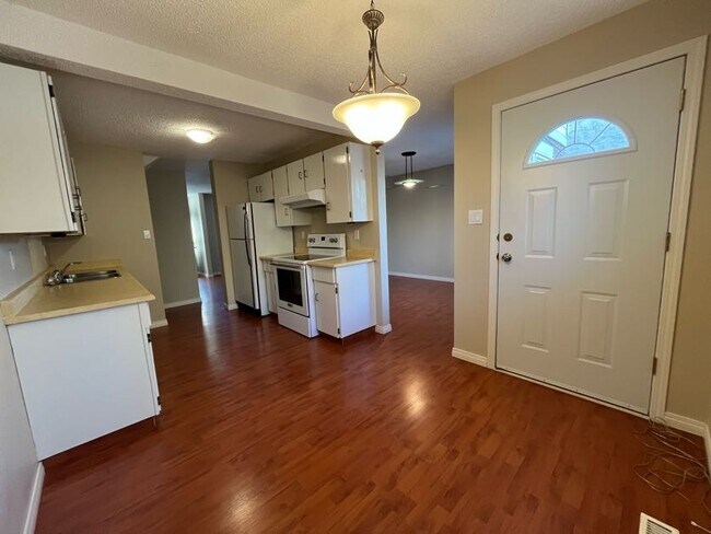 Photo du bâtiment - 11111-11126 26 Ave NW