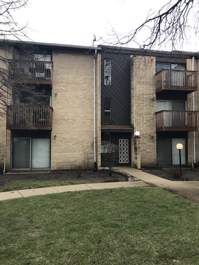 Primary Photo - 1153 S Forums Ct