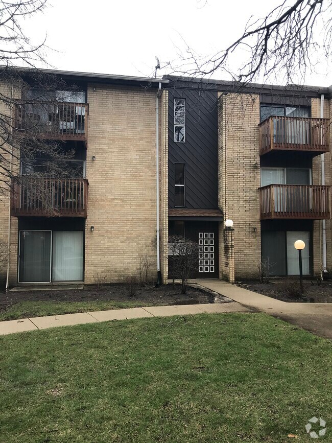 Polo Run Apartments for Rent with Hardwood Floors Wheeling, IL 1