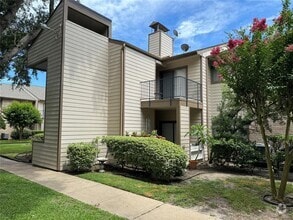 Building Photo - 7128 N Holiday Dr