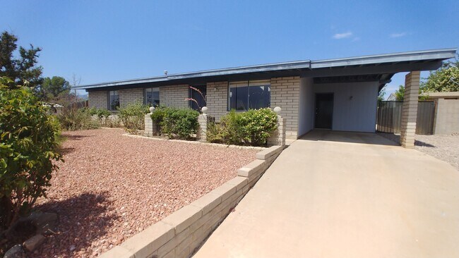 Cochera cubierta con espacio para un auto. Amplio estacionamiento adicional en la entrada y en la calle. - 539 Mallard Cir W