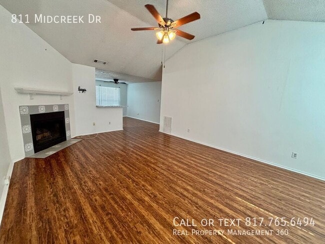 Foto del edificio - 811 Midcreek Dr