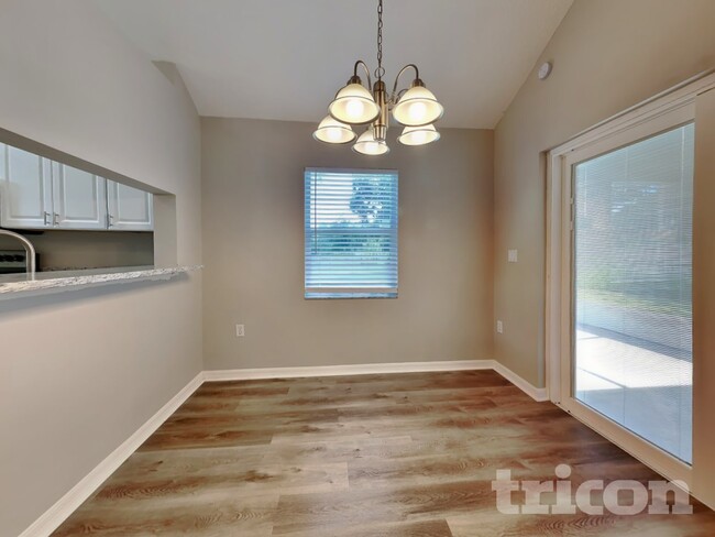 Foto del edificio - 528 Little Lake Ct