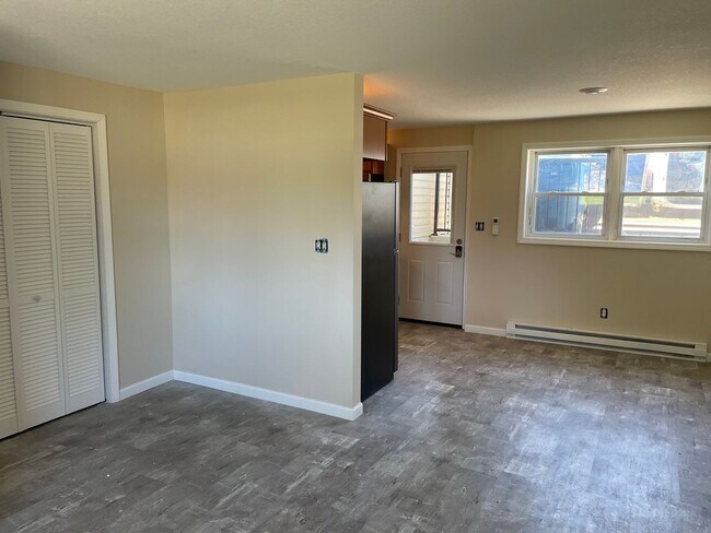 Foto del edificio - 2 Bedroom, 1 Bathroom Duplex in Camanche, IA