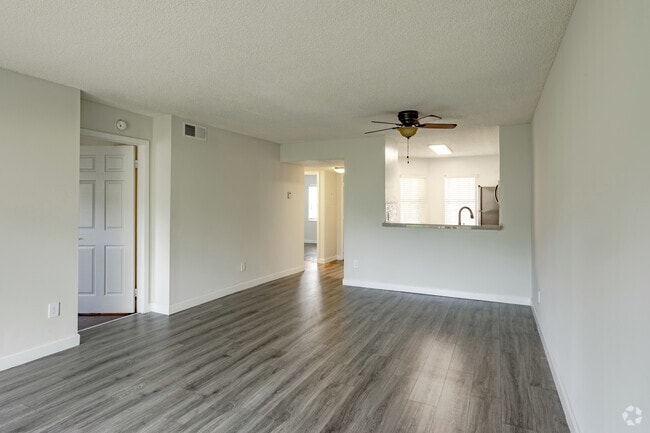 2BR, 2BA - 950SF - Living Room - Mission Lakes