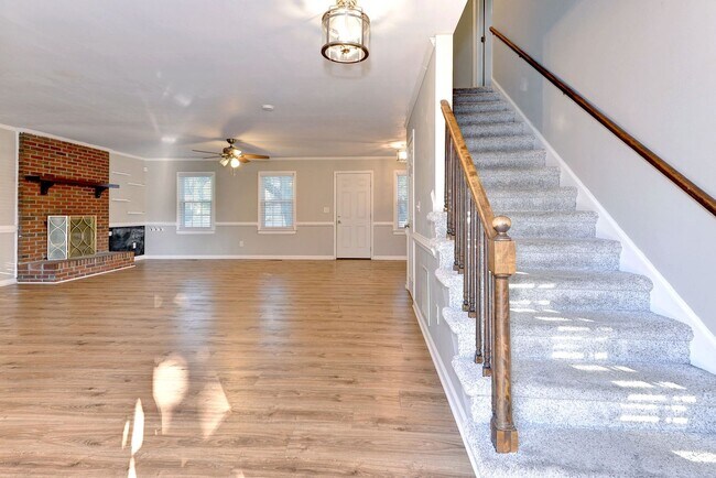 Foto del edificio - Updated, Spacious, Large Backyard in Newpo...