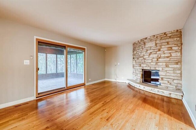 Foto del edificio - 1208 Elizabeth Ave, Naperville, IL, 60540