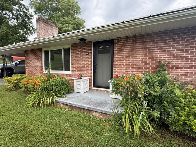 Building Photo - Spotless & Spacious! 3BR Home Near Volunte...