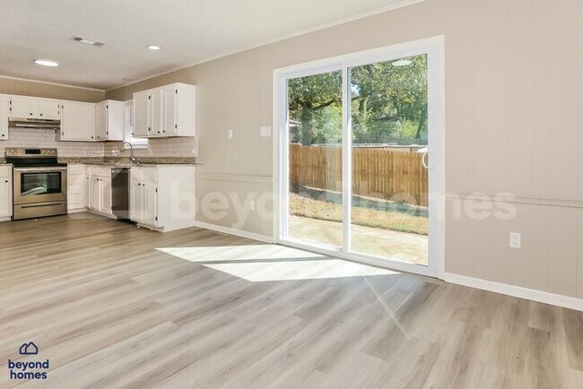 Foto del edificio - Amazingly Renovated 4-Bed 3-Bath Home - Move-In Ready!