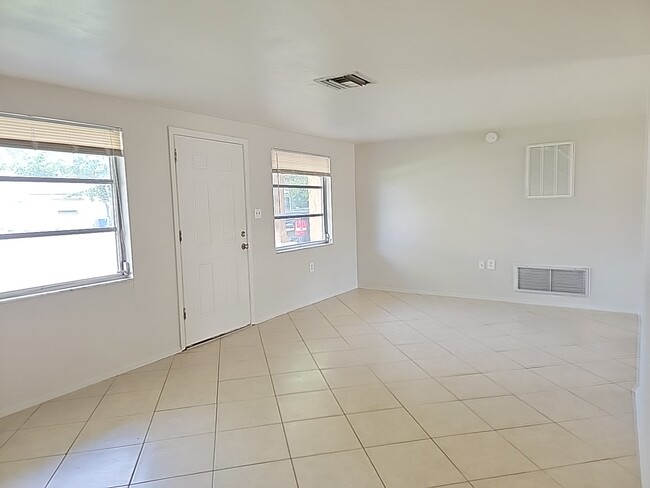 Building Photo - 1051 Saxon Ln