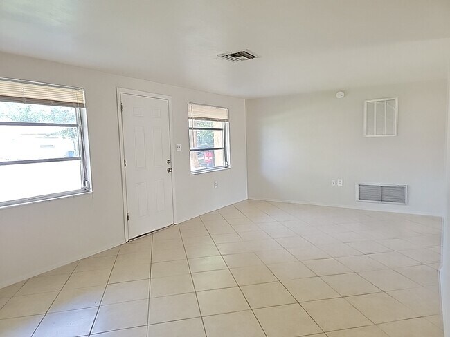 Foto del edificio - 1051 Saxon Ln