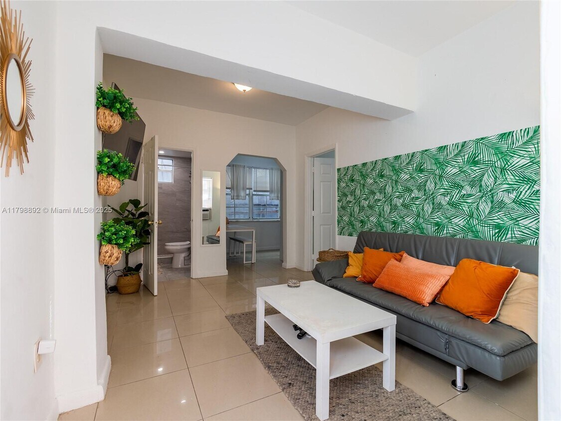 Foto principal - 143 NE 43rd St