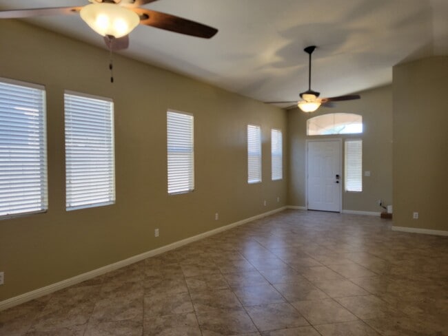 Foto del edificio - 4318 E Milton Dr