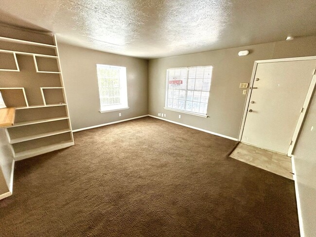 Building Photo - **APPLICATION RECEIVED** **MOVE-IN SPECIAL...