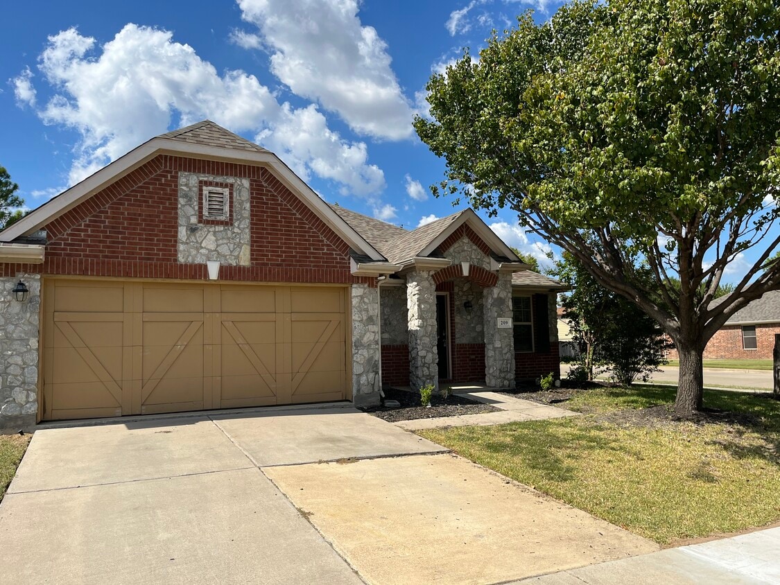 Foto principal - 209 Serenade Ln