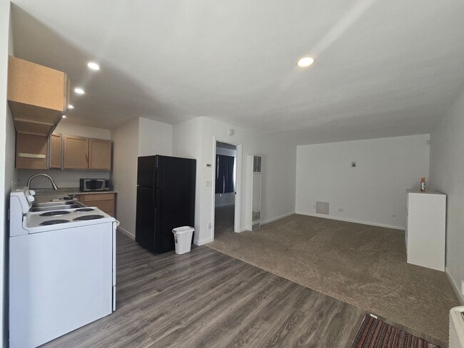 Building Photo - 512 1/2-417 1/2 16th St W