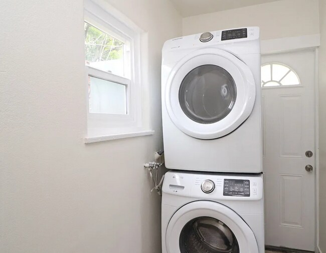 Foto del edificio - COMING SOON - 1-Bedroom Apartment with In-...