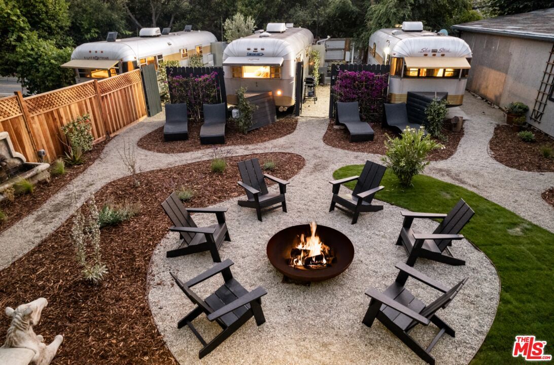 Foto principal - 272 N Topanga Canyon Blvd