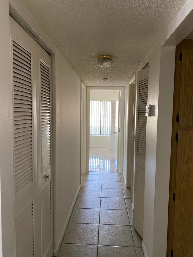 Building Photo - 207 Foxtail Dr