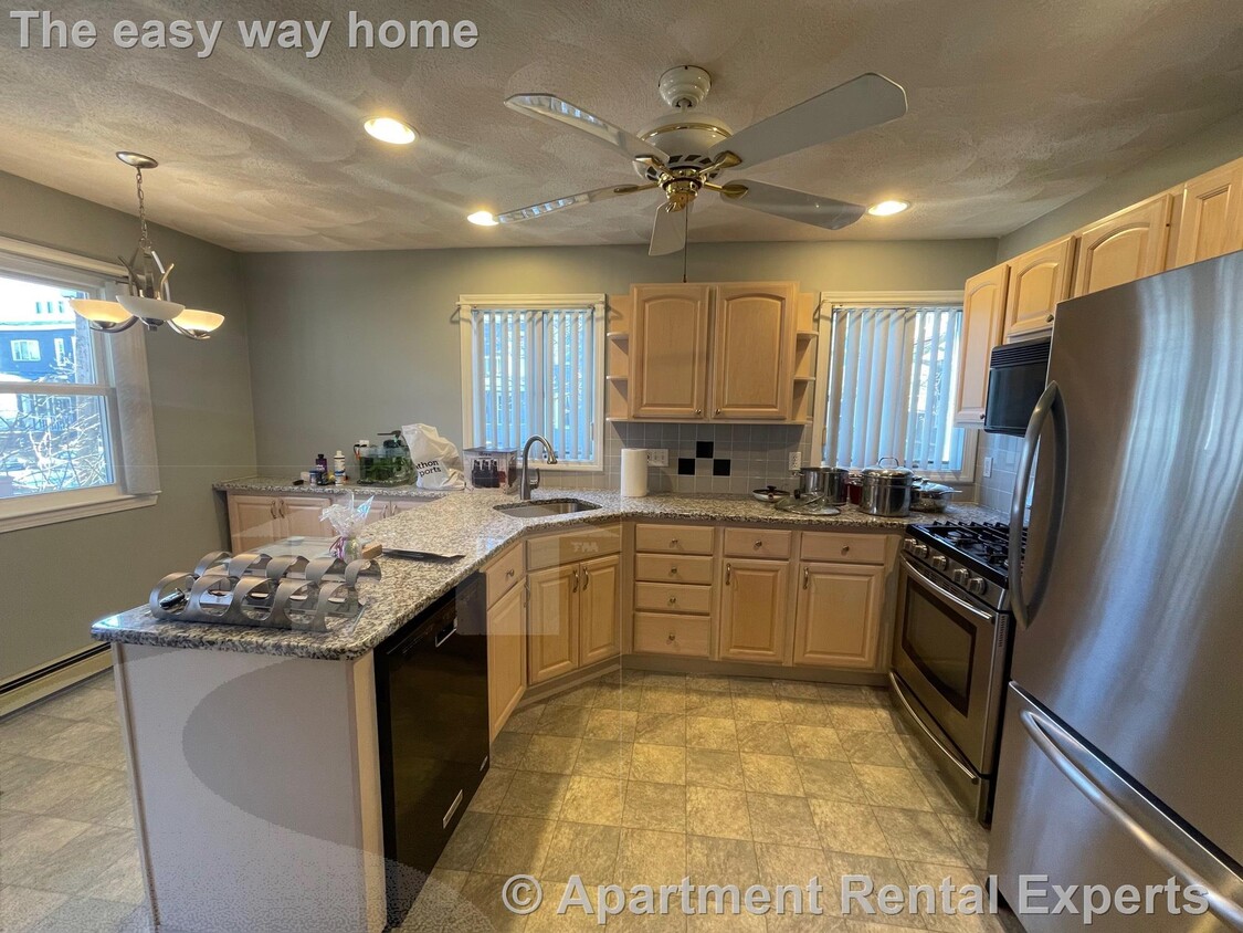 Ball Sq / Davis Sq Nice 1 Bed Plus Study... Townhome Rentals in