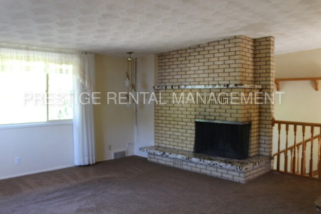 Building Photo - 372 N 700 W