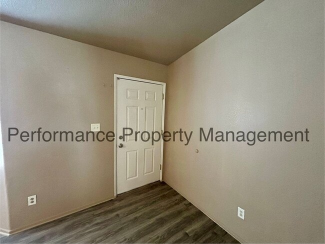 Building Photo - 3 Bed/2 Bath Home in Delano with Solar and...