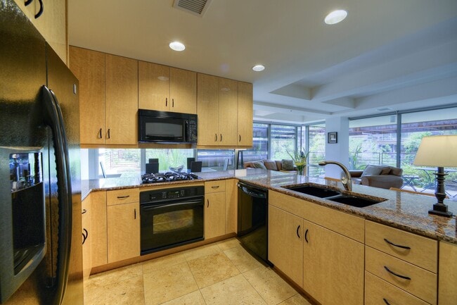 Building Photo - 7141 E Rancho Vista Dr
