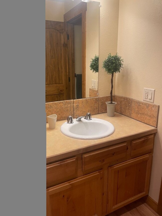 Building Photo - Washer dryer in unit! Amazing views! Updated! All utilities included!