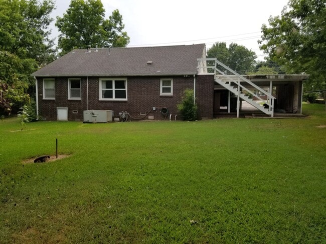 Building Photo - a charming 3 Bed 2 Bath House