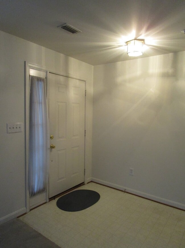 Building Photo - Beautiful 2 BR/ 2.5 BA Townhouse in Gaithe...