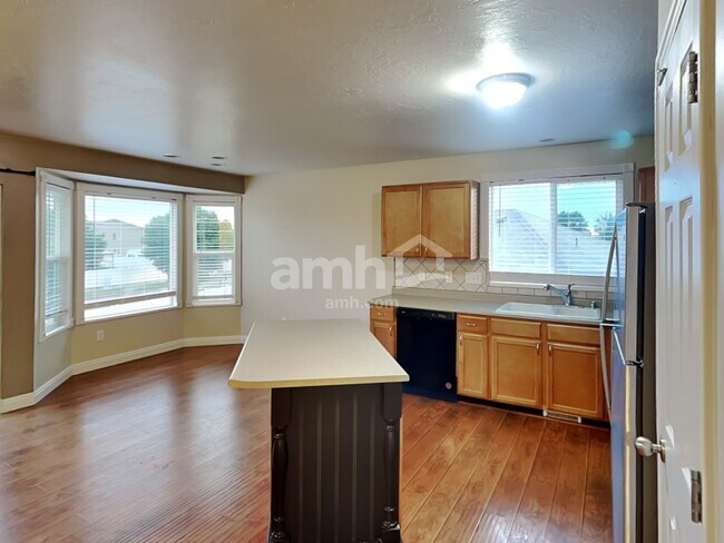 Building Photo - 1015 Westbury Ct