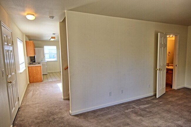 Building Photo - 2 Bedroom 1.5 Bath Townhouse