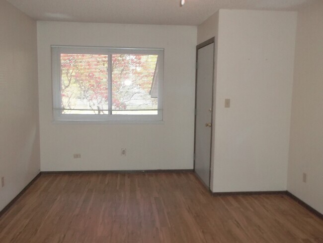 Building Photo - 827 Elm St