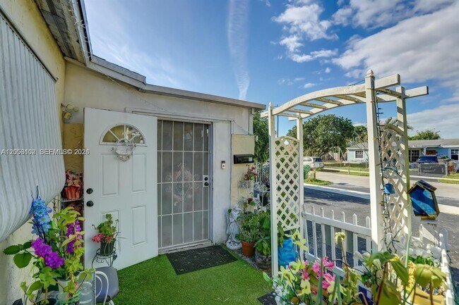 Building Photo - 2200 SW 42nd Way