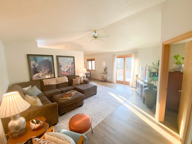 Foto del edificio - 13057 Velp Ave