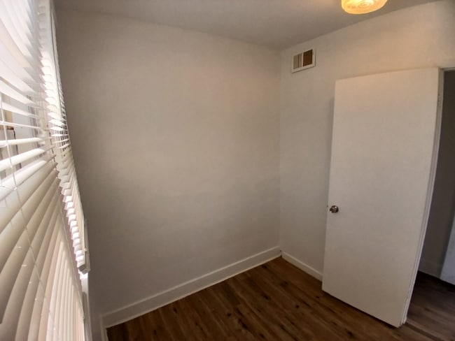 Building Photo - 708 W 116th Pl